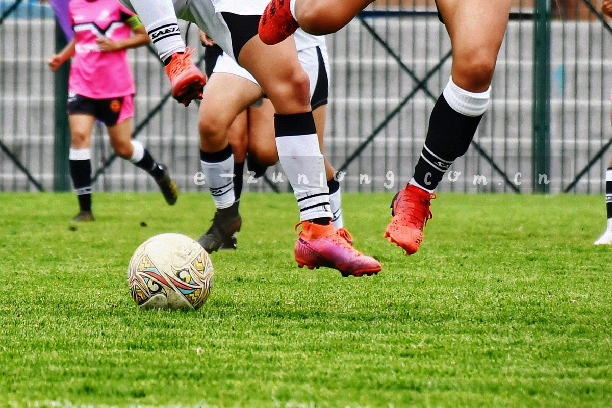 抽象协作桌面：多条路径线在中央汇聚，末端连向不同尺寸的屏幕轮廓